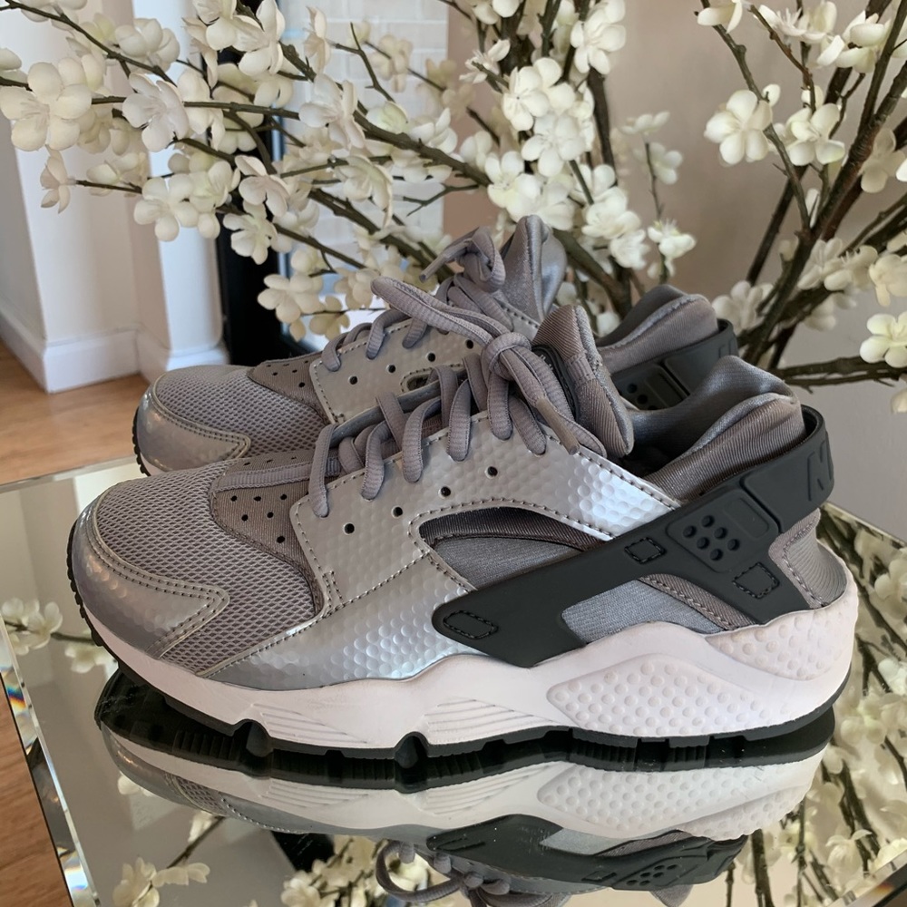 Nik Air Huarache in Metallic Silver Sz.7 Womens